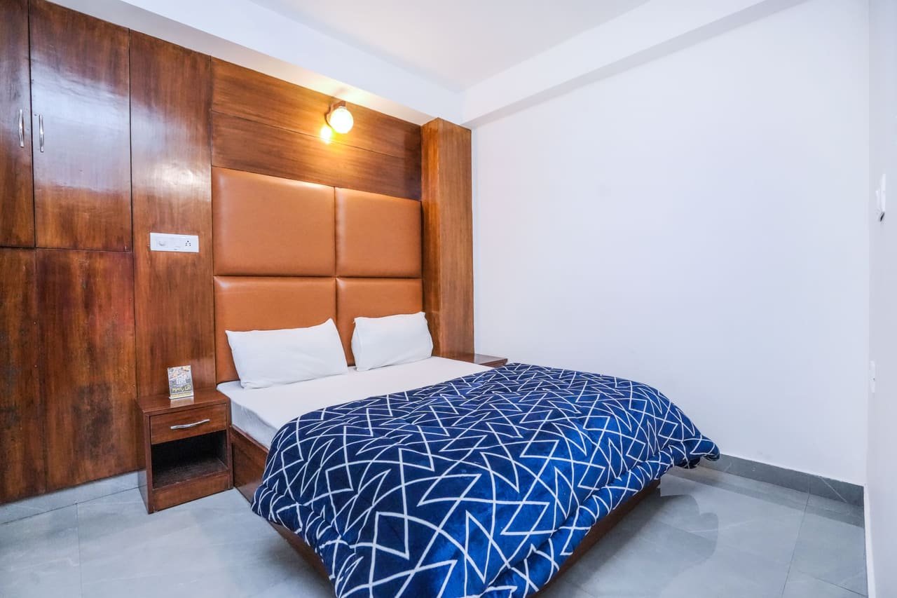 Twin-friendly room with patterned bedding